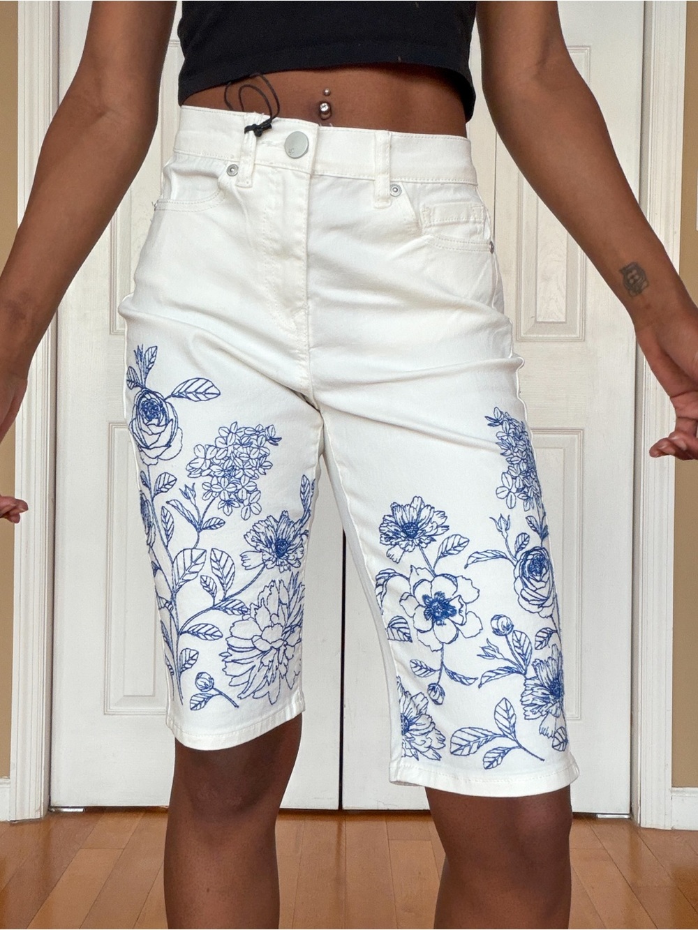 DG2 by Diane Gilman White Bermuda Shorts with Blue Floral Print
